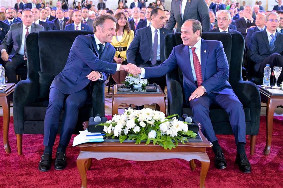 El presidente francés, Emmanuel Macron, con su homólogo egipcio, Abdelfatá al Sisi, en El Cairo