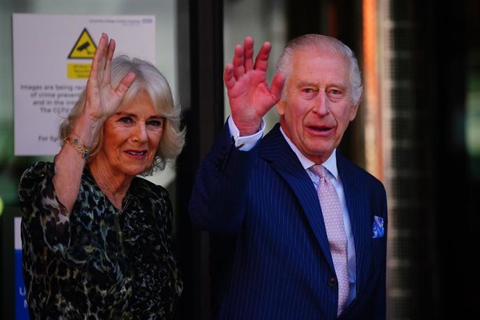 Archivo - Arquivo - 30 de abril de 2024, Reino Unido, Londres: O Rei Charles III (à direita), patrono da Cancer Research UK e da Macmillan Cancer Support, e a Rainha Camilla, chegam para uma visita ao University College Hospital Macmillan Cancer Centre, e