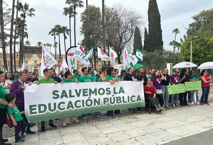 Los sindicalistas de Ustea en la concentración de este miércoles frente al Palacio de San Telmo.