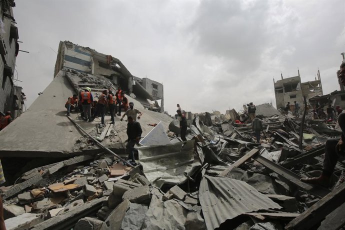 9 de abril de 2025, Cidade de Gaza, Faixa de Gaza, Território Palestino: Palestinos inspecionam os escombros de um prédio após um ataque israelense a uma área residencial no bairro de Shujaiyya, na Cidade de Gaza, em 9 de abril de 2025. Os militares israe
