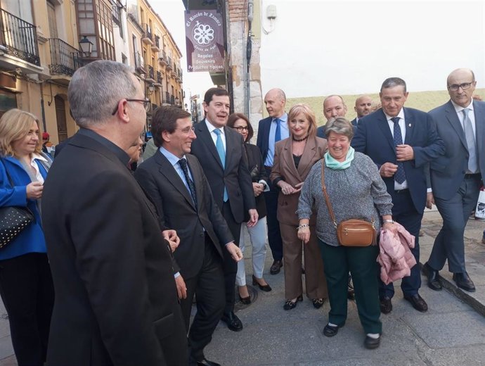 El alcalde de Madrid, José Luis Martínez Almeida; el presidente de la Junta de Castilla y León, Alfonso Fernández Mañueco, y el resto de autoridades saludan a los vecinos a su llegada al Teatro Ramos Carrión de Zamora