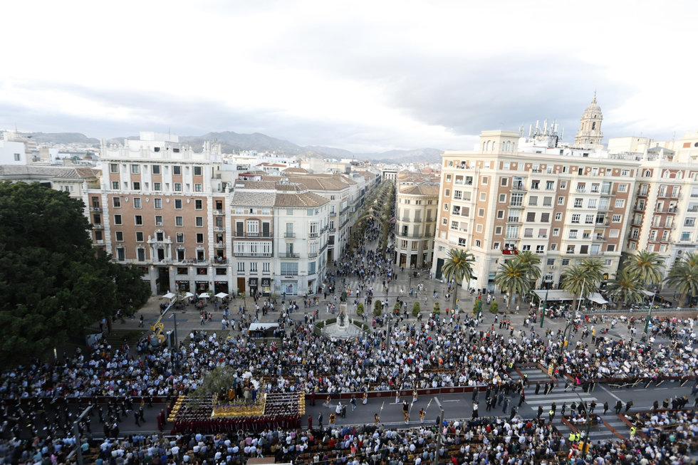 Centenares de personas contemplan la salida procesional de Nuestro Padre Jesús del Rescate, a su paso por la Alameda Principal. 