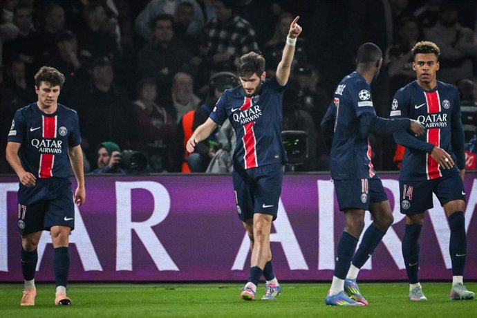 Khvicha KVARATSKHELIA of PSG celebrate his goal with teammates during the UEFA Champions League, Quarter-finals, 1st leg football match between Paris Saint-Germain and Aston Villa FC on 9 April 2025 at Parc des Princes stadium in Paris, France - Photo Mat