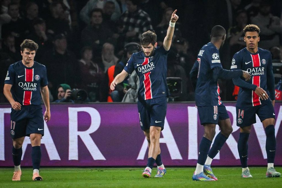 Khvicha KVARATSKHELIA of PSG celebrate his goal with teammates during the UEFA Champions League, Quarter-finals, 1st leg football match between Paris Saint-Germain and Aston Villa FC on 9 April 2025 at Parc des Princes stadium in Paris, France - Photo M