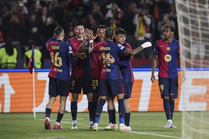 Robert Lewandowski comemora um gol com seus companheiros de equipe durante a partida de ida das quartas de final da UEFA Champions League 2024/25 entre FC Barcelona e Borussia Dortmund no Estadi Olimpic Lluis Companys em 09 de abril de 2025 em Barcelona, 