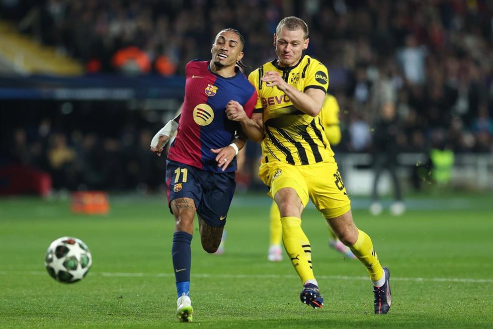 Raphinha of FC Barcelona and Julian Ryerson of Borussia Dortmund in action during the UEFA Champions League 2024/25 quarter-final first leg, match between FC Barcelona and Borussia Dortmund at Estadi Olimpic Lluis Companys on April 09, 2025 in Barcelona