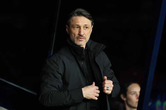 Niko Kovac, técnico do Borussia Dortmund, observa durante a partida de ida das quartas de final da Liga dos Campeões da UEFA 2024/25, entre FC Barcelona e Borussia Dortmund, no Estadi Olimpic Lluis Companys, em 09 de abril de 2025, em Barcelona, Espanha.