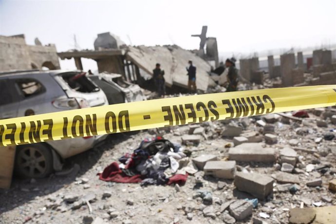 Escena tras un bombardeo en Saná, Yemen