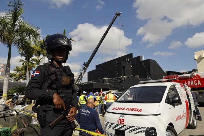 Servicios de emergencias de  República Domincana tras el derrumbe de una discoteca en Santo Domingo que ha dejado más de 130 muertos