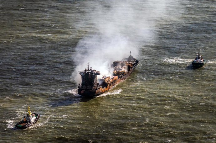 O navio mercante "Solong" após colisão com o navio-tanque "Stena Immaculate" no Mar do Norte