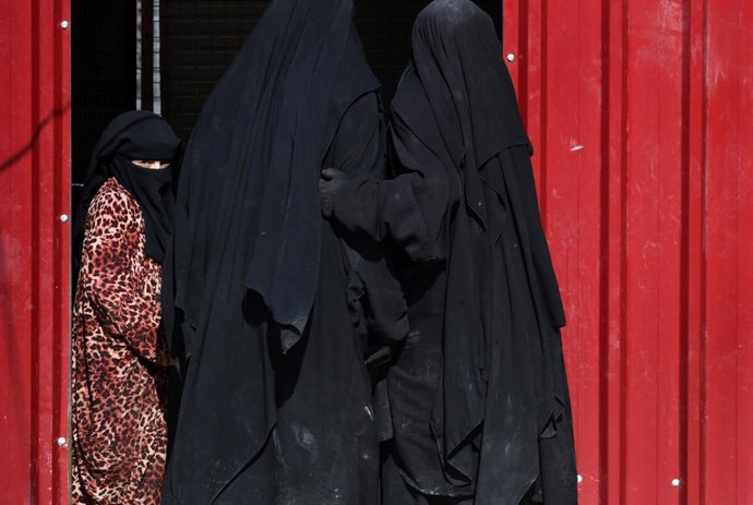 Archivo - Arquivo - 8 de novembro de 2019, Hassaka, Síria: Famílias do ISIS vivem no acampamento Al Hol em Hassaka, Síria, em 18 de novembro de 2019. Ele abriga aproximadamente _____ e as autoridades disseram que houve tentativas de fuga desde a incursão 