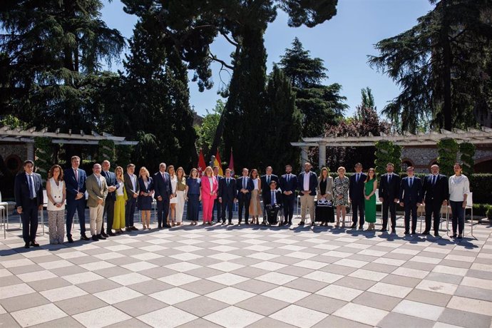 Archivo - Foto de familia del alcalde de Madrid, José Luis Martínez-Almeida, junto a todos los miembros del Gobierno municipal 