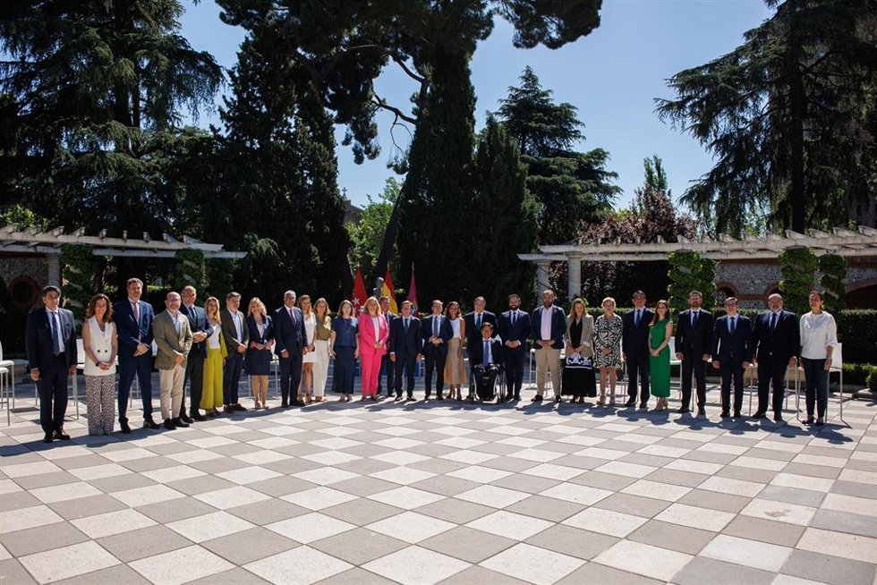Archivo - Foto de familia del alcalde de Madrid, José Luis Martínez-Almeida, junto a todos los miembros del Gobierno municipal 