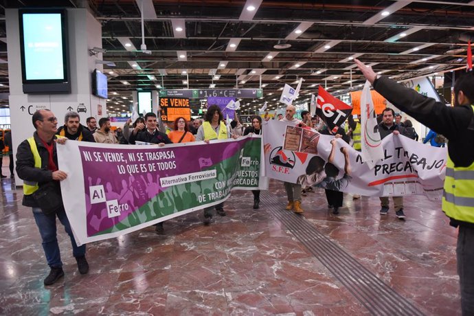 Diversos treballadors de Renfe i Adif durant una concentració per la vaga estatal, a l'Estació de Sants, a 17 de març de 2025, a Barcelona, Catalunya (Espanya).