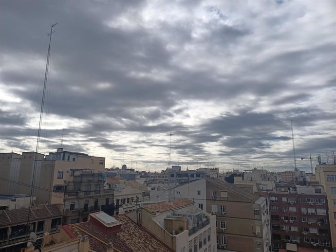 Archivo - Nubes en el cielo de València en imagen de archivo.
