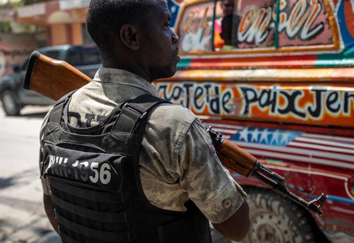 Archivo - Arquivo - Um policial monta guarda em uma rua de Porto Príncipe, Haiti.