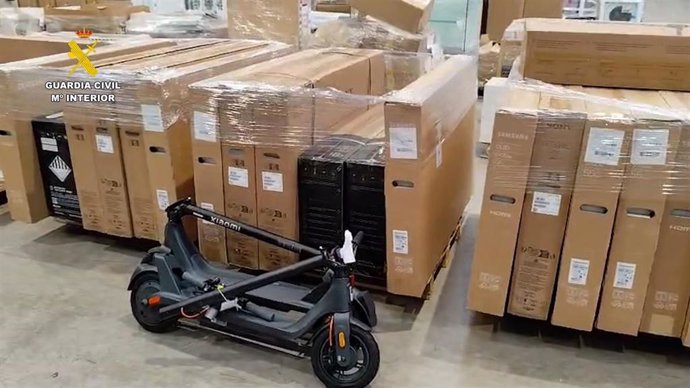 Dos detenidos y dos identificados por robar teles, patinetes y herramientas en empresas de Riba-roja