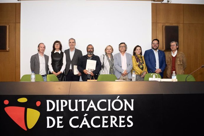 Autoridades tras la presentación del facsímil de Romancero Gitano de Fontseré