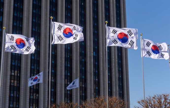 Archivo - Banderas de Corea del Sur frente al edificio que acoge la oficina del primer ministro en la capital, Seúl (archivo)