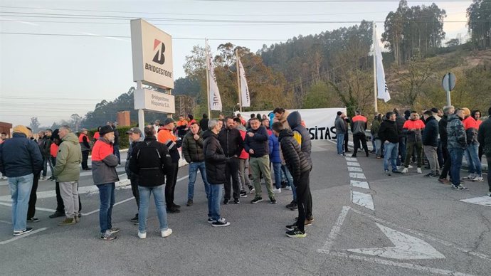 El segundo día de huelga vuelve a paralizar la fábrica de Bridgestone en Puente San Miguel