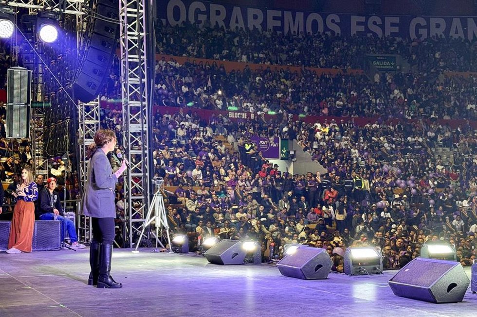 La presidenta de la Comunidad de Madrid, Isabel Díaz Ayuso, ha apoyado hoy al candidato a la Presidencia de la República de Ecuador, Daniel Noboa, durante un acto de campaña celebrado en el Coliseo General Rumiñahui