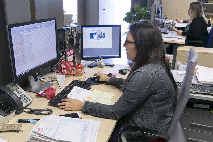 Archivo - Una trabajadora en las oficinas de Titsa