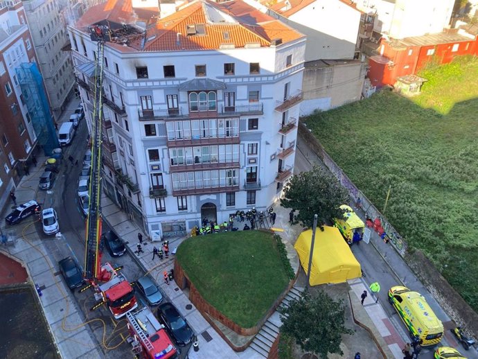 Archivo - Vista del edificio de la calle Juan de la Cosa donde se produjo el incendio que se cobró la vida de tres personas