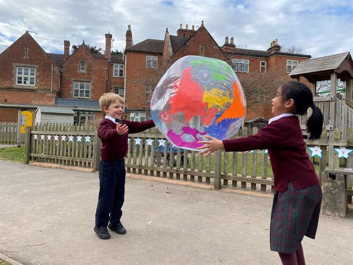 Niños jugando en el exterior de un centro educativo inglés.
