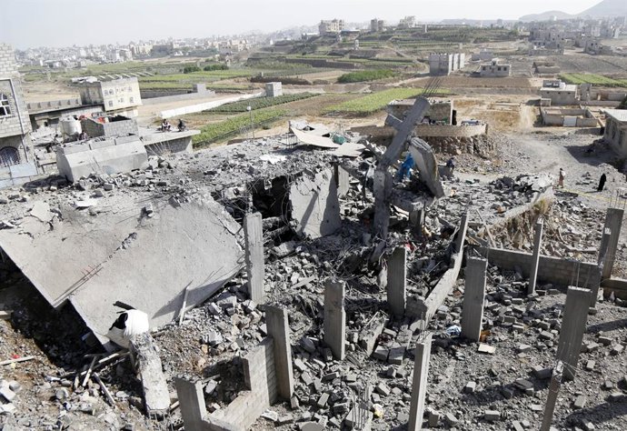 Prédio destruído por bombardeios dos EUA na capital do Iêmen, Sana'a (arquivo)
