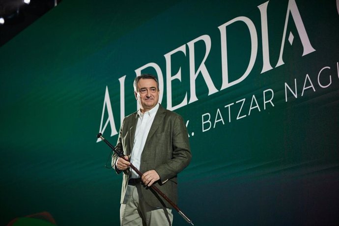 El nuevo presidente del EBB del PNV, Aitor Esteban, con la maila tras ser proclamado nuevo líder jeltzale