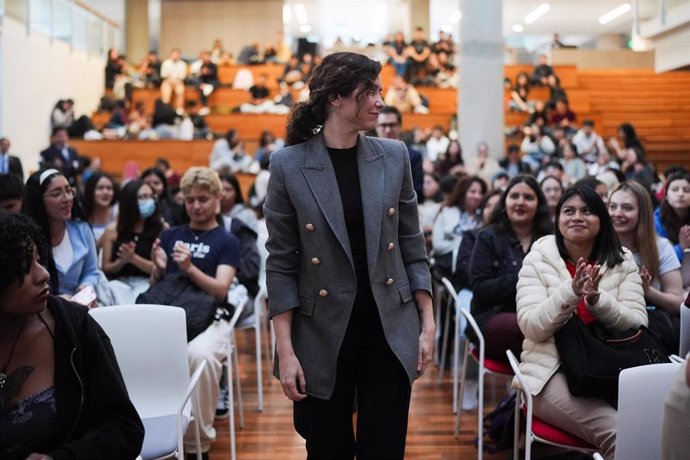 La presidenta de la Comunidad de Madrid, Isabel Díaz Ayuso (c), a su llegada para ser investida Doctora Honoris Causa por la Universidad de las Américas de Quito