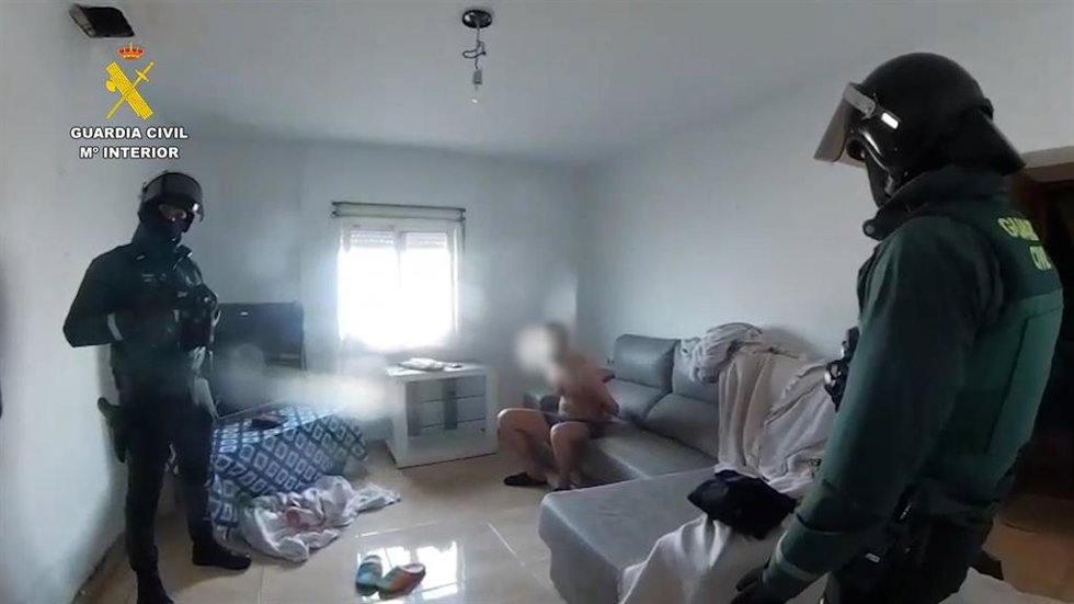Dos agentes de la Guardia Civil con uno de los detenidos del clan familiar dedicado al narcotráfico en Chiclana.