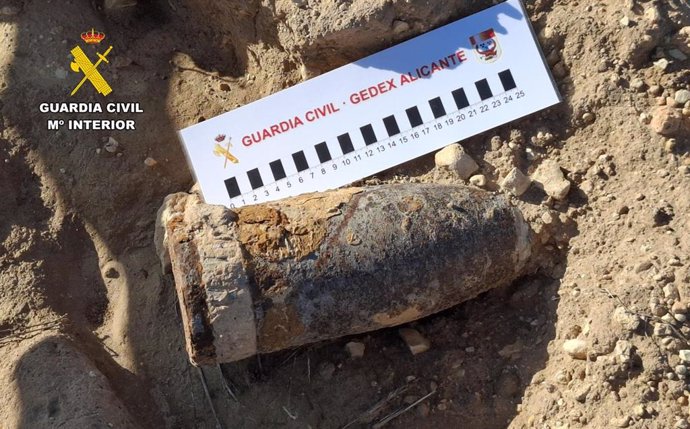 La Guardia Civil neutraliza un proyectil localizado en un terreno rural del término municipal de Almansa.