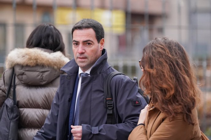 El lehendakari, Imanol Pradales, a su llegada al primer pleno del año en el Parlamento Vasco, a 6 de febrero de 2025, en Vitoria-Gasteiz, Álava, País Vasco (España).