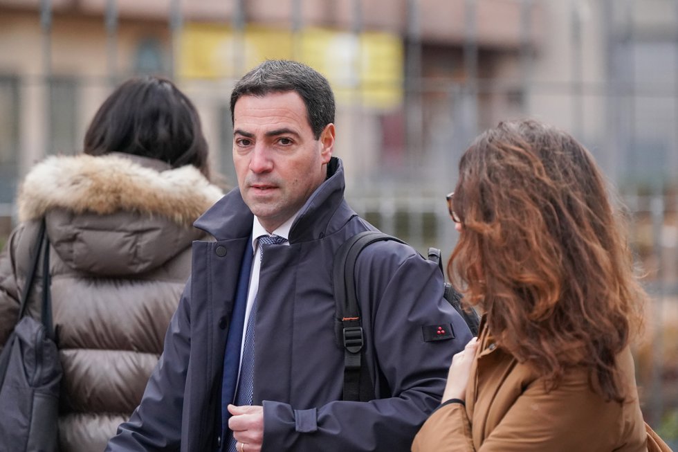 El lehendakari, Imanol Pradales, a su llegada al primer pleno del año en el Parlamento Vasco, a 6 de febrero de 2025, en Vitoria-Gasteiz, Álava, País Vasco (España).