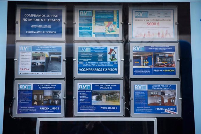 Archivo - Anuncios de alquileres de viviendas.