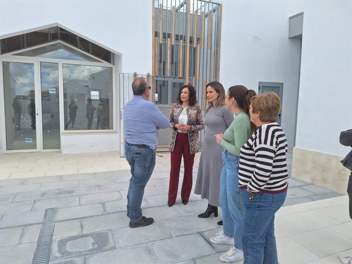 La diputada de Cohesión Territorial, Teresa Jiménez, ha visitado Pedrera, donde se ha reunido con la alcaldesa, Luisa Ruiz.