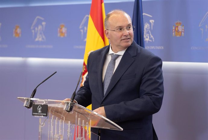 El portavoz del PP en el Congreso, Miguel Tellado, durante una rueda de prensa posterior a la Junta de Portavoces, en el Congreso de los Diputados, a 8 de abril de 2025, en Madrid (España).