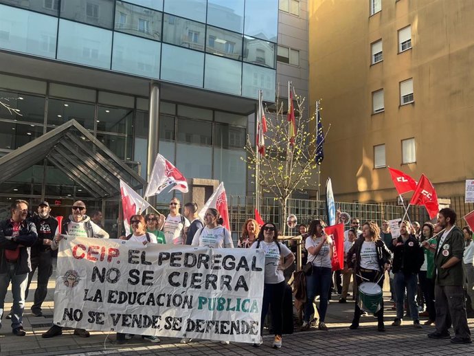 Concentración contra el cierre del CEIP El Pedregal de Castro Urdiales ante la sede del Gobierno de Cantabria