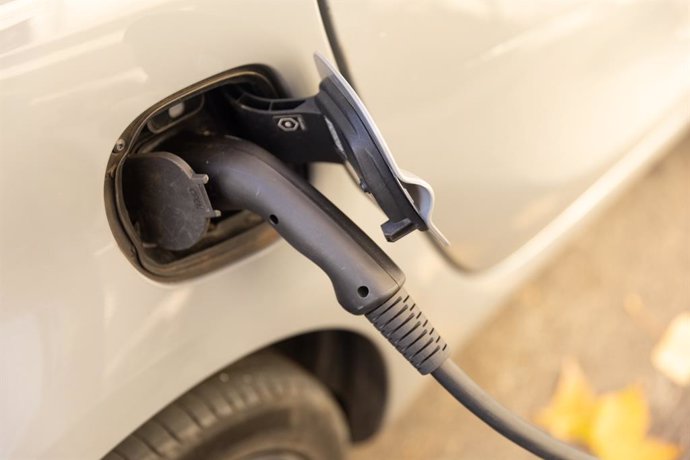 Archivo - El 46% de los conductores de vehículos eléctricos espera más de 15 minutos para acceder a un cargador.