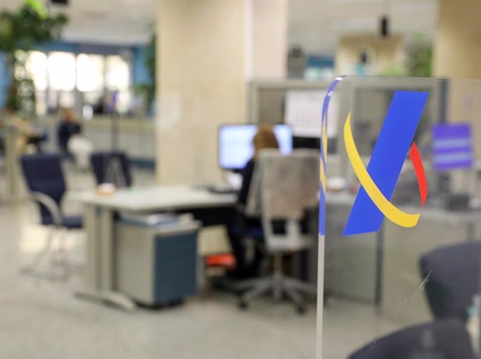 (Foto de ARCHIVO) Una empleada trabaja en una oficina de la Agencia Tributaria