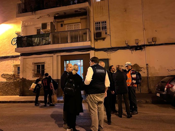 Desallotgen 61 persones, 17 menors, de dos blocs de cases a Elx per problemes en estructura