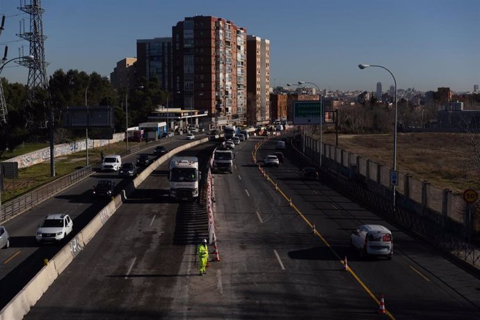 Archivo - Varios vehículos circulan en la A-5, a 31 de enero de 2025, en Boadilla del Monte, Madrid (España). 