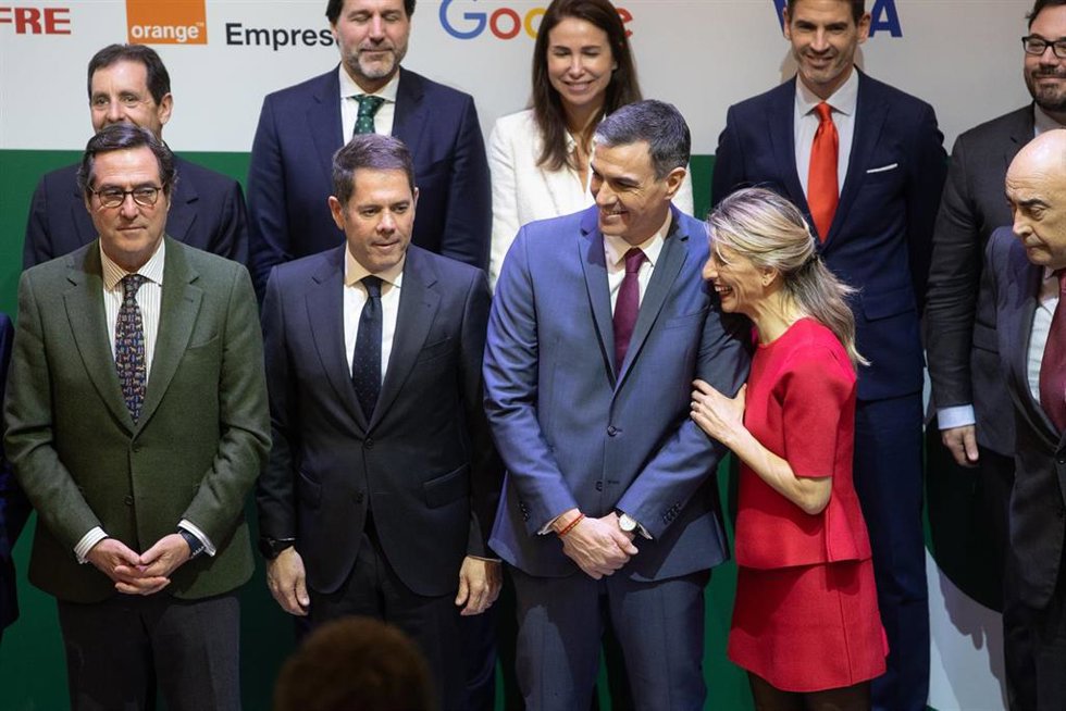 Archivo - (I-D) El presidente de la CEOE, Antonio Garamendi; el presidente de Cepyme, Gerardo Cuerva; el presidente del Gobierno, Pedro Sánchez y la vicepresidenta segunda y ministra de Trabajo, Yolanda Díaz, en una imagen de archivo