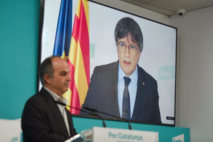 Archivo - El secretari general de Junts, Jordi Turull, i el president de Junts, Carles Puigdemont, durant una roda de premsa