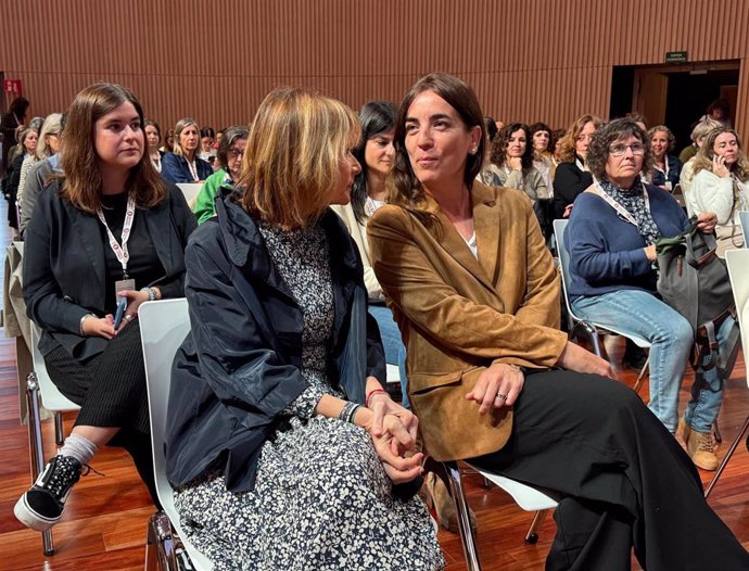 La presidenta de la Diputación de Barcelona, Lluïsa Moret, junto a la conselleria Núria Montserrat, este jueves en la Escola Industrial de Barcelona