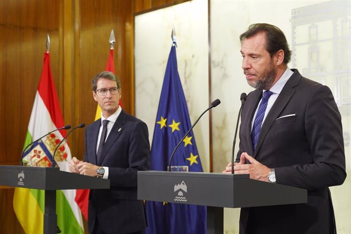 Archivo - El presidente de La Rioja, Gonzalo Capellán (i) y el ministro de Transportes y Movilidad Sostenible, Óscar Puente (d), durante una rueda de prensa tras una reunión que mantuvieron en mayo del año pasado en La Rioja