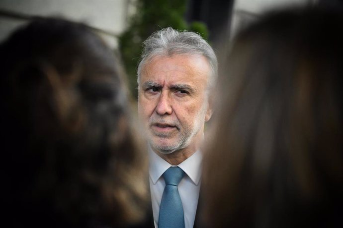 El ministro de Política Territorial y Memoria Democrática, Ángel Víctor Torres, llega a una sesión plenaria en el Congreso de los Diputados, a 10 de abril de 2025, en Madrid (España). 