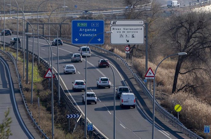 Archivo - Decenas de coches en la A-3, a 27 de diciembre de 2024, en Madrid (España). La segunda fase del dispositivo especial de la DGT con motivo de las fiestas navideñas comienza hoy, 27 de diciembre, y se prolongará hasta la medianoche del miércoles 1
