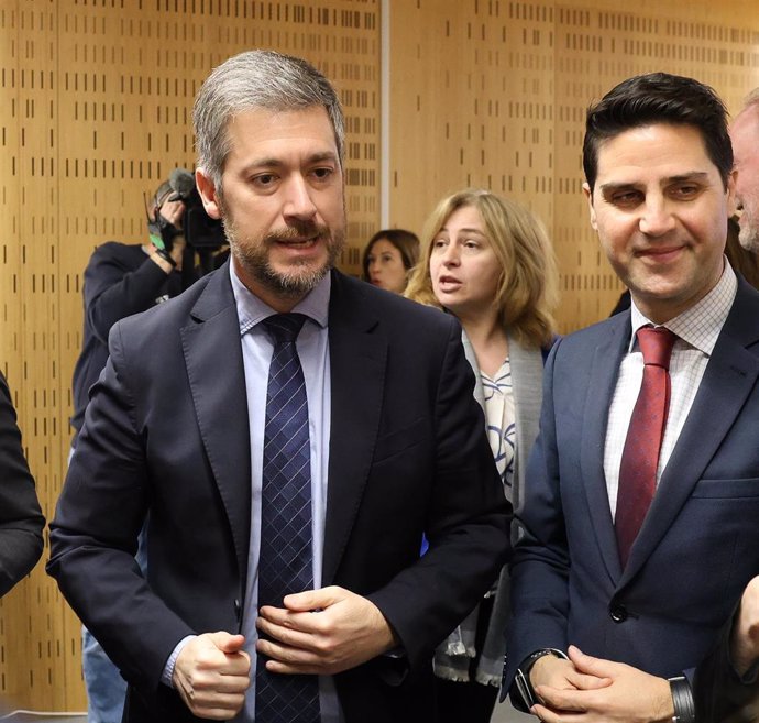El consejero de Presidencia, Justicia y Administración Local de la Comunidad de Madrid, Miguel Ángel García Martín (i) y el consejero de Educación, Ciencia y Universidades de la Comunidad de Madrid, Emilio Viciana (d), durante un Desayuno Madrid, en el Au